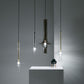 Vue de dessous de la lampe suspendue moderne en verre