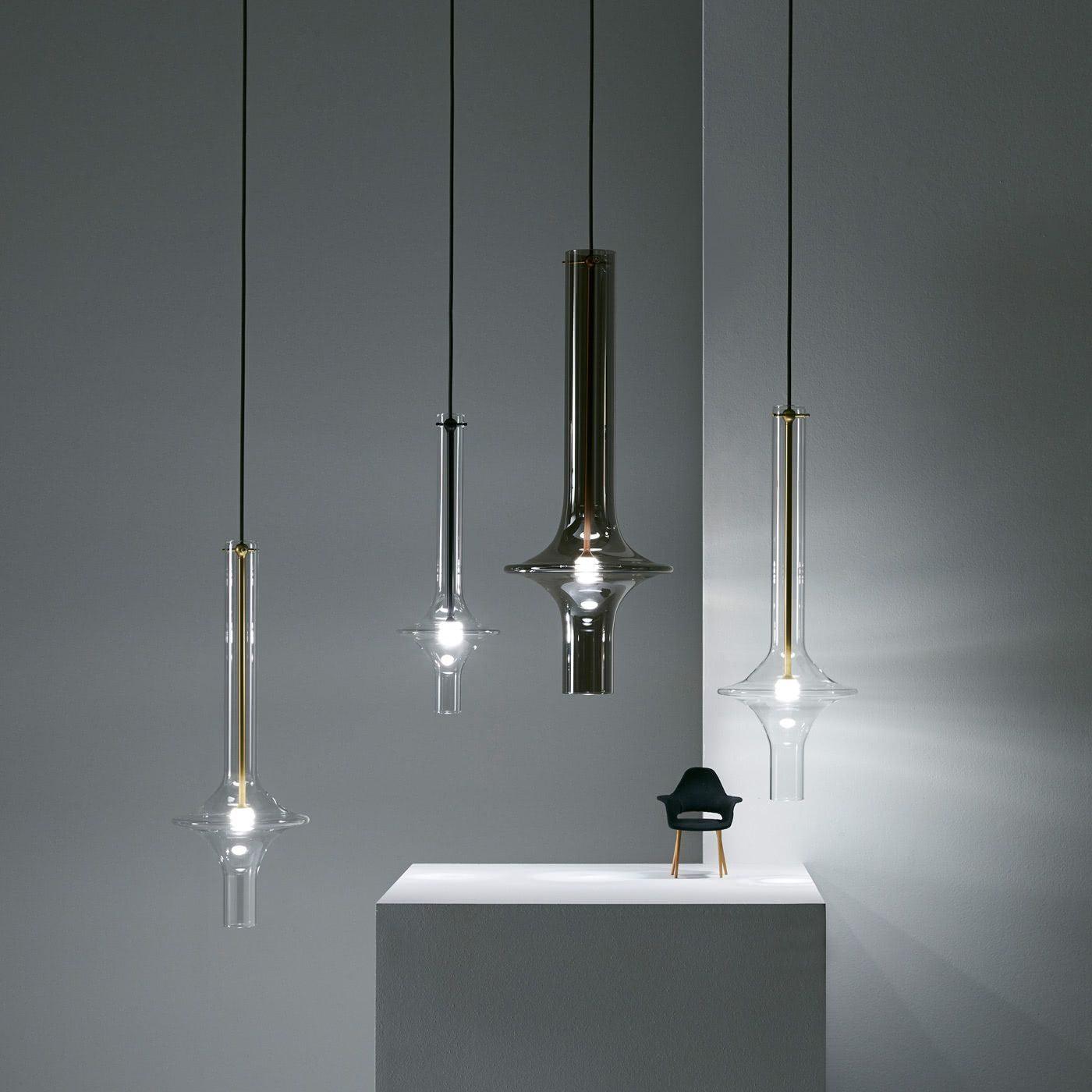 Vue de dessous de la lampe suspendue moderne en verre