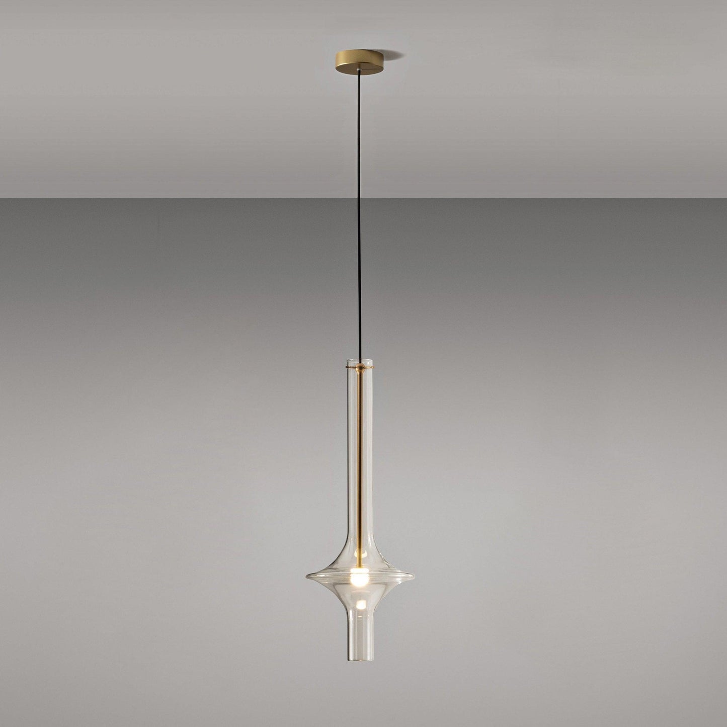 Détail des matériaux en verre et fer de la lampe