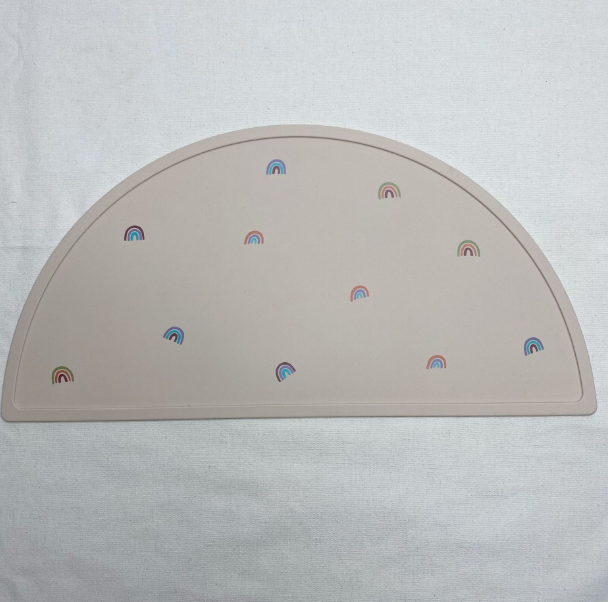 Enfant jouant avec un tapis de table antidérapant
