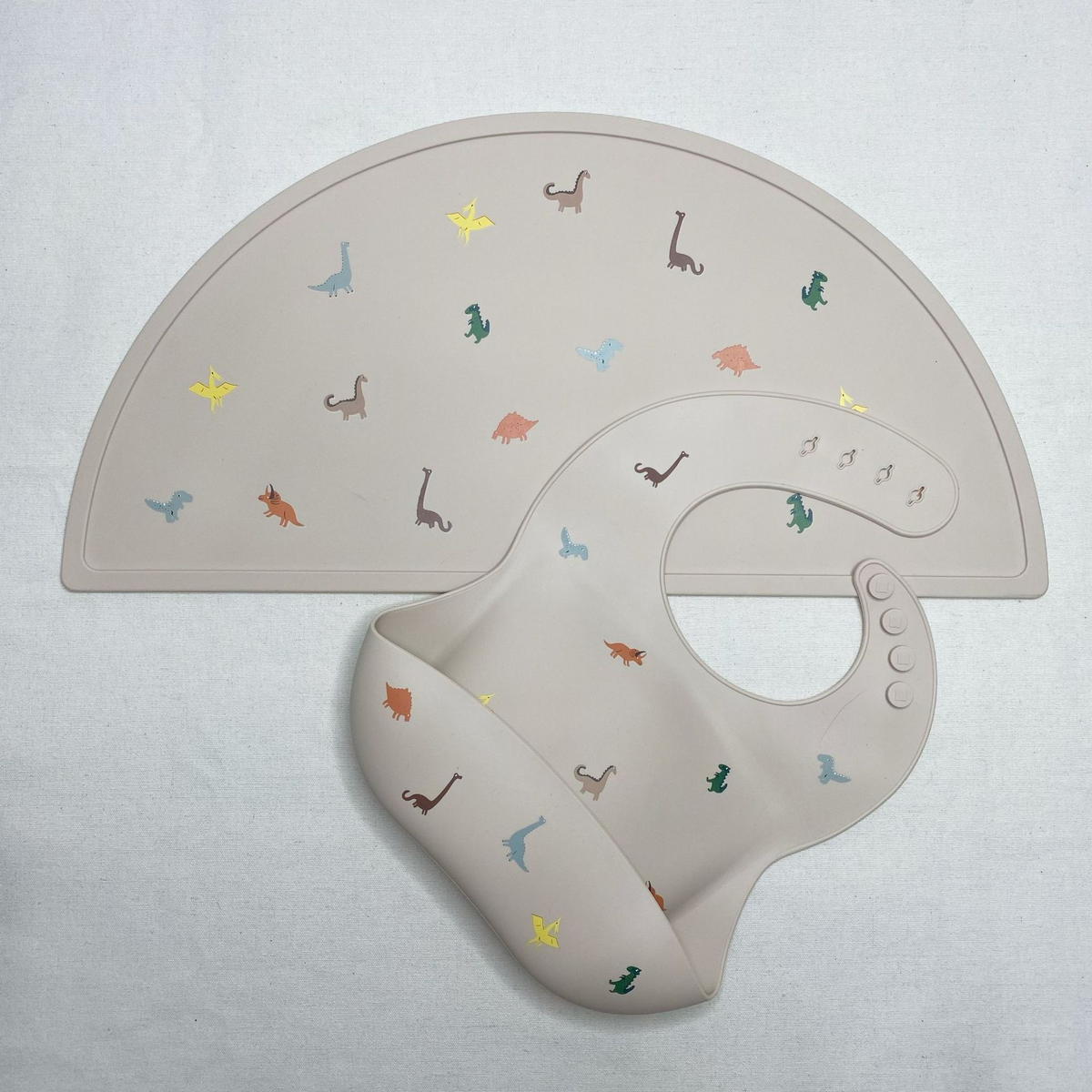 Enfant mangeant sur un tapis de table en silicone demi-lune