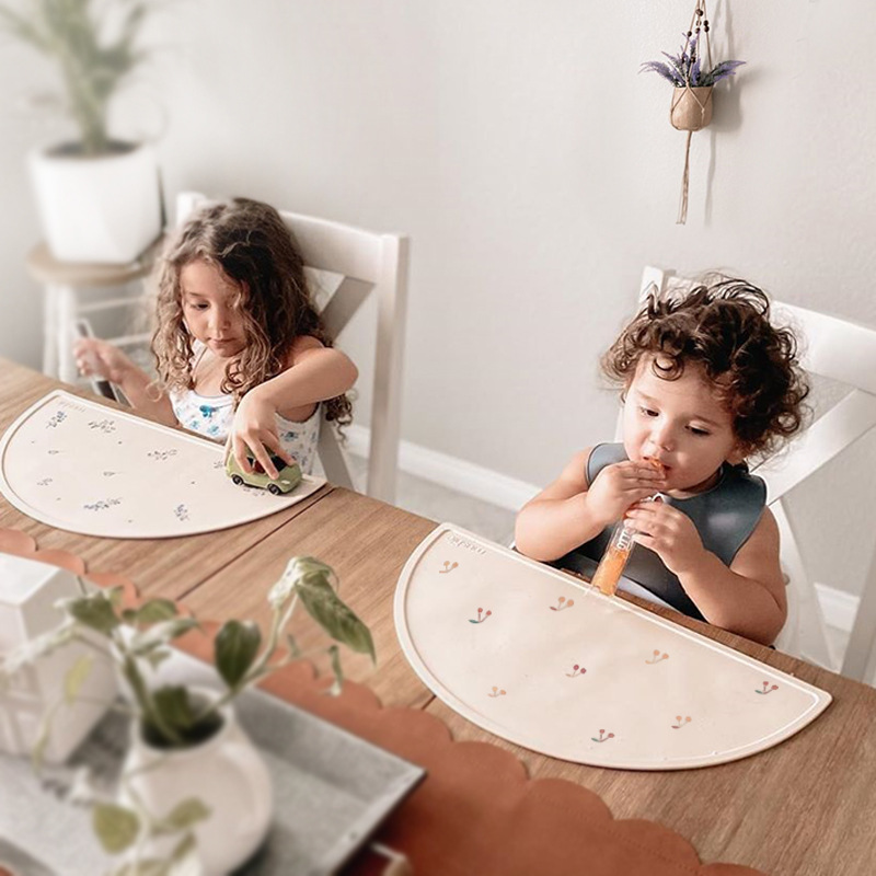 Motif floral détaillé sur un tapis de table pour enfants