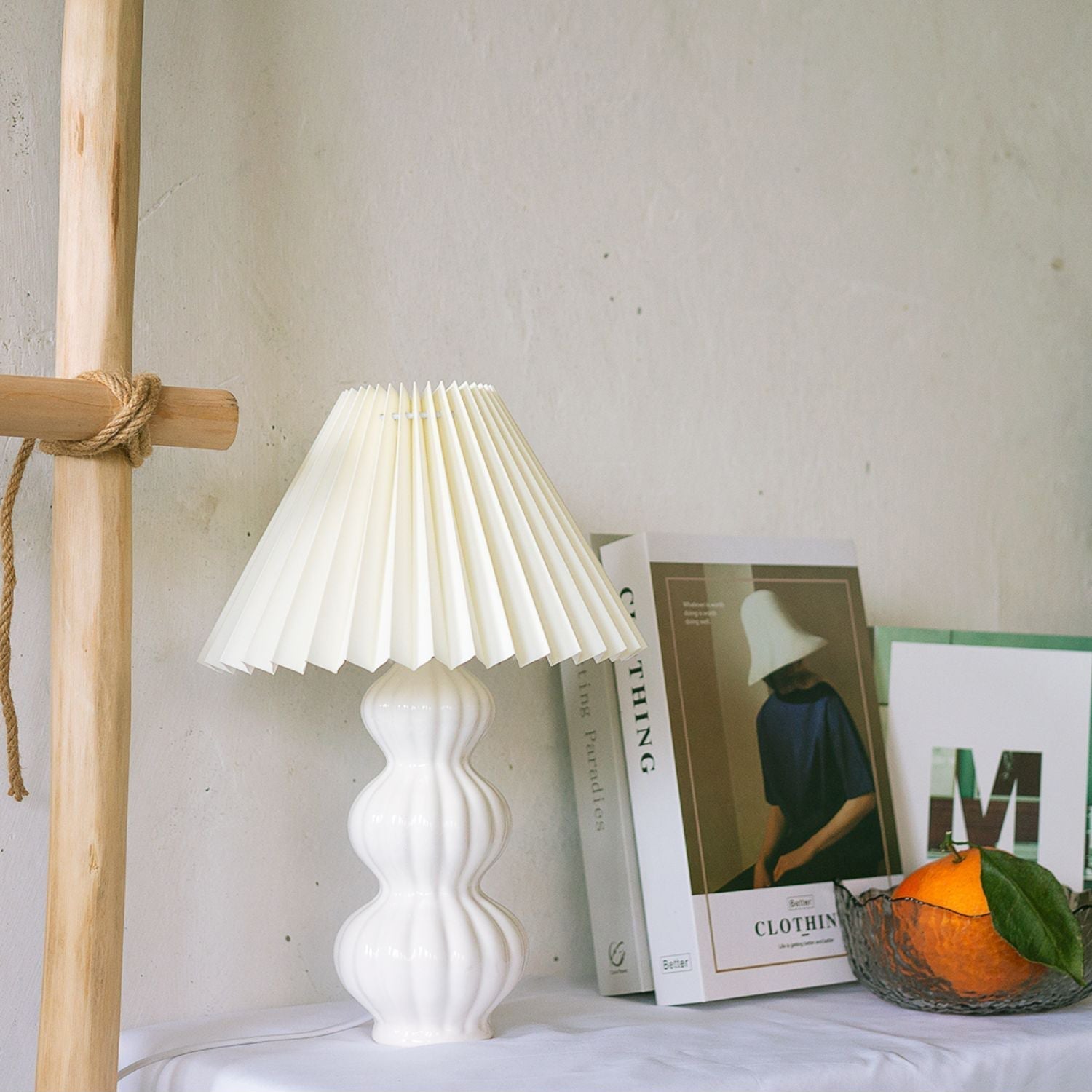 Lampe de table avec design plissé, idéale pour un intérieur chic