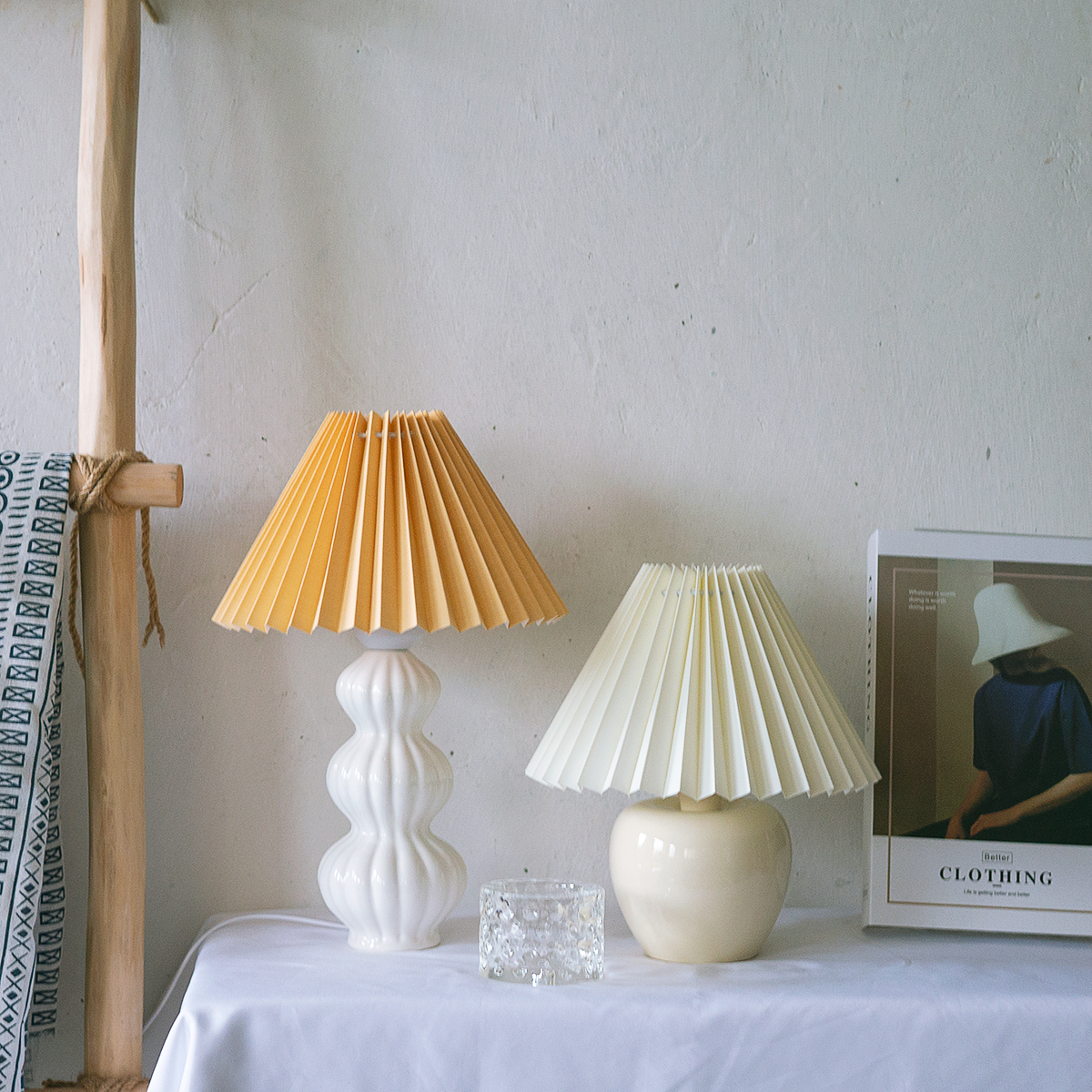 Vue d'ensemble de la lampe dans un décor mid-century moderne