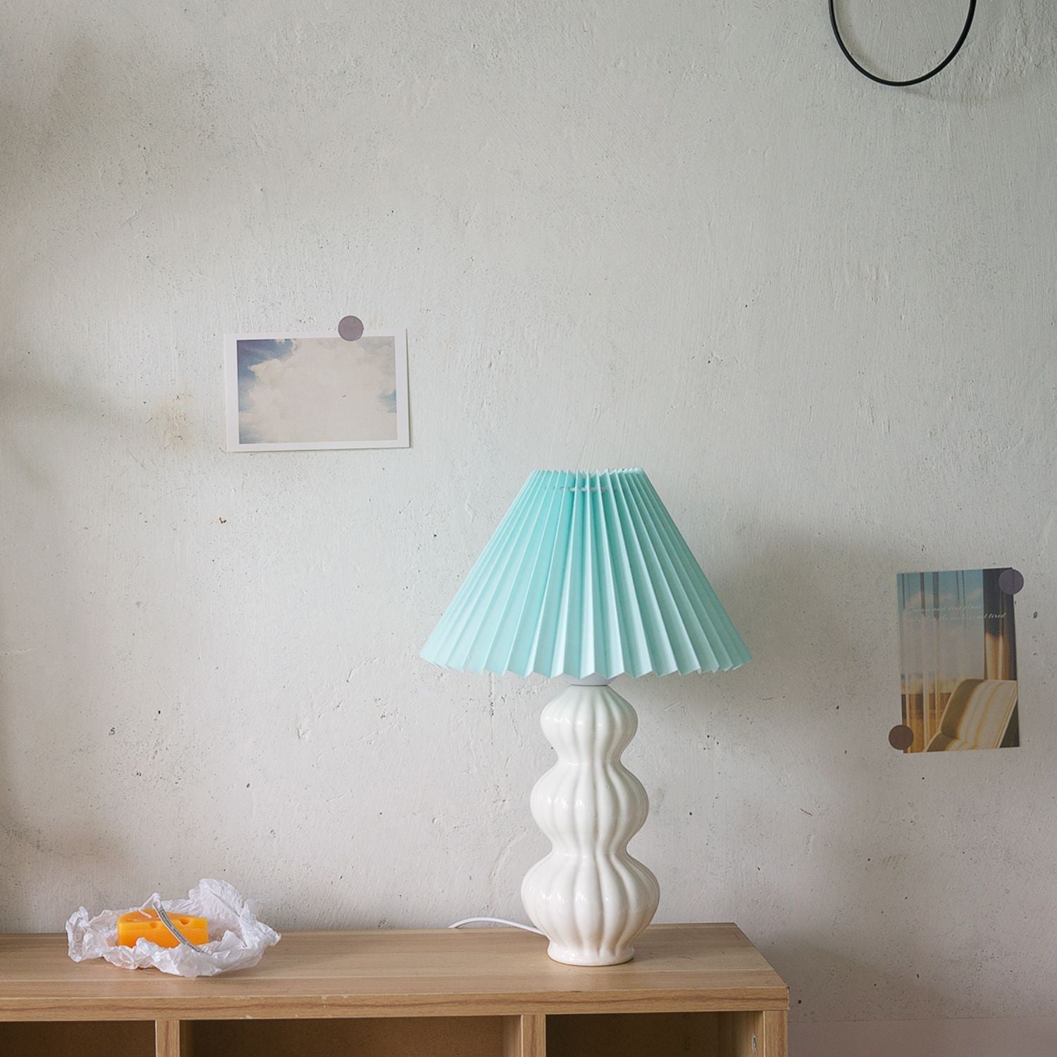 Lampe de table sur une table de chevet, éclairant doucement la pièce