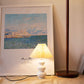 Lampe allumée créant une ambiance chaleureuse sur une table
