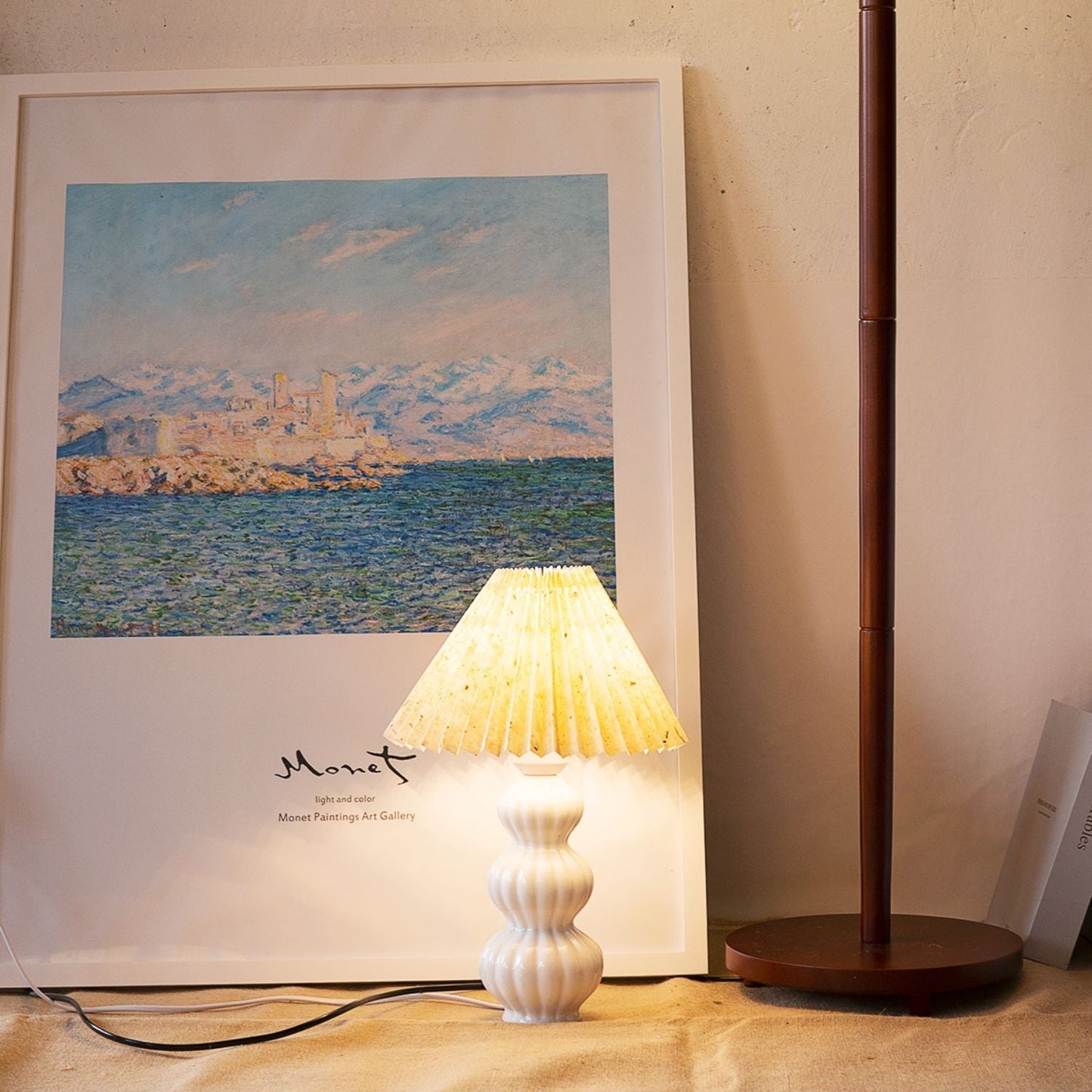 Lampe allumée créant une ambiance chaleureuse sur une table