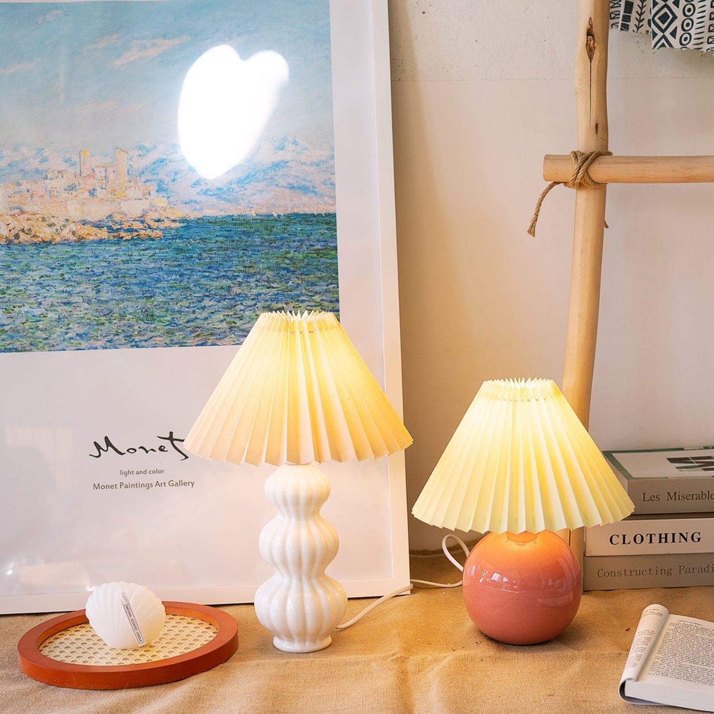 Détail de la base en céramique de la lampe de table