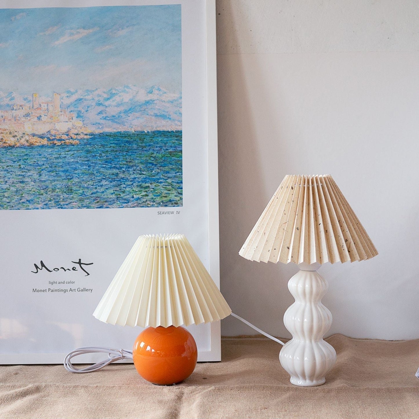 Lampe de table sur une étagère, ajoutant une touche décorative