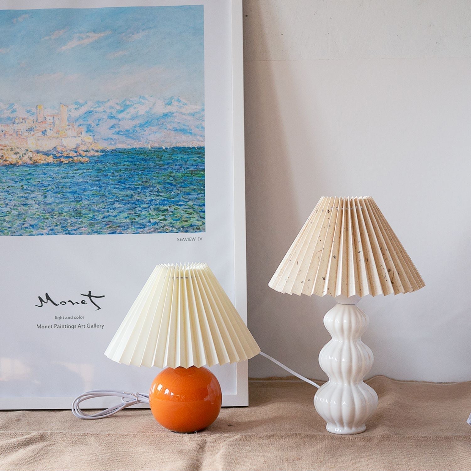 Lampe de table sur une étagère, ajoutant une touche décorative