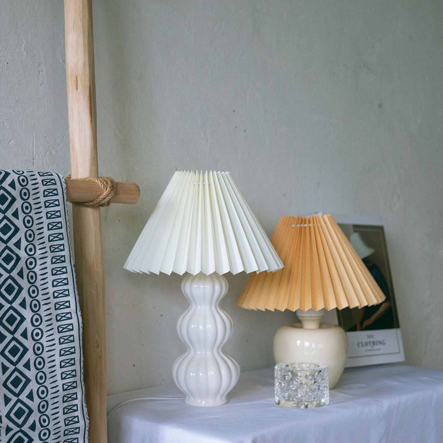 Vue latérale de la lampe montrant son design élégant