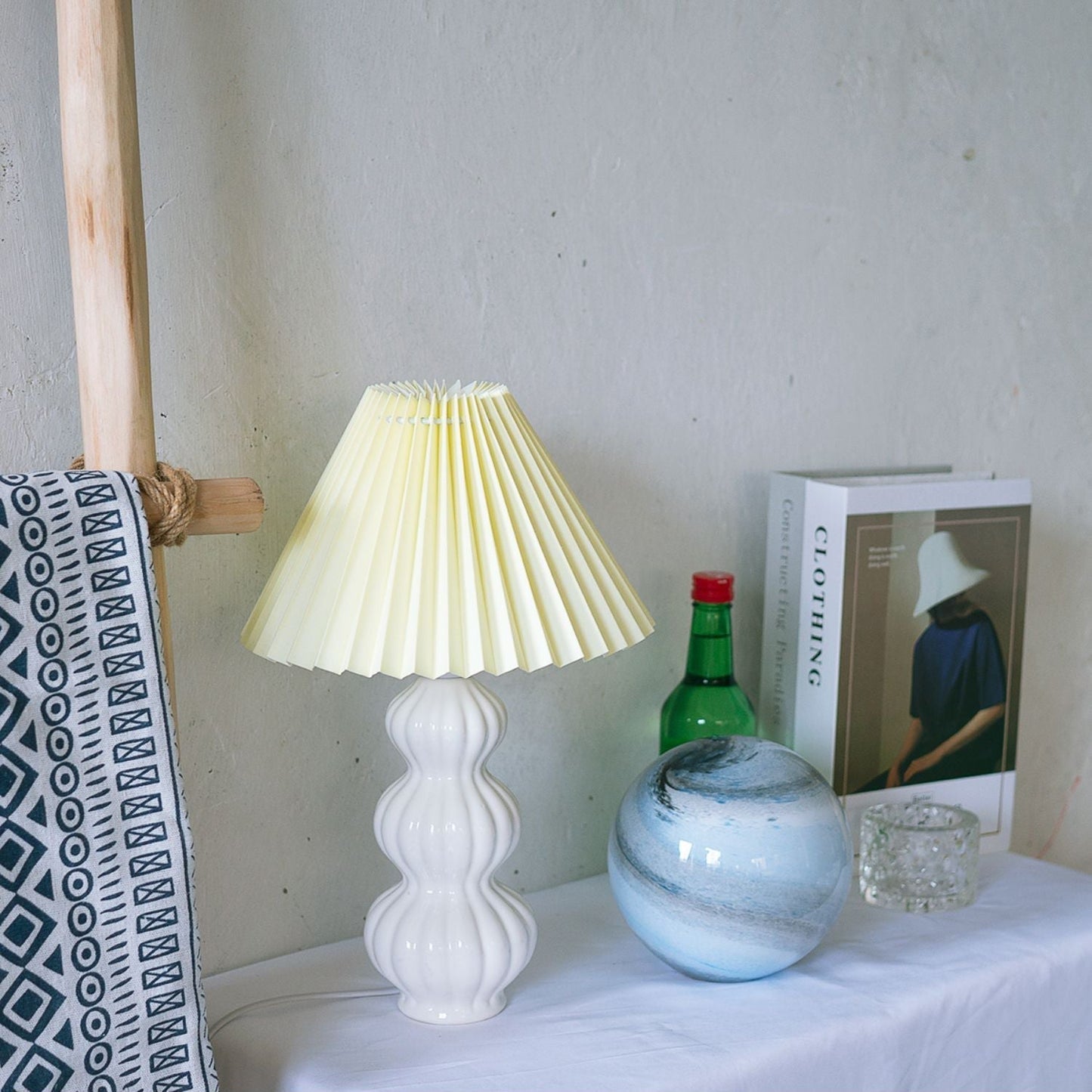 Lampe de table avec lumière douce dans un intérieur moderne