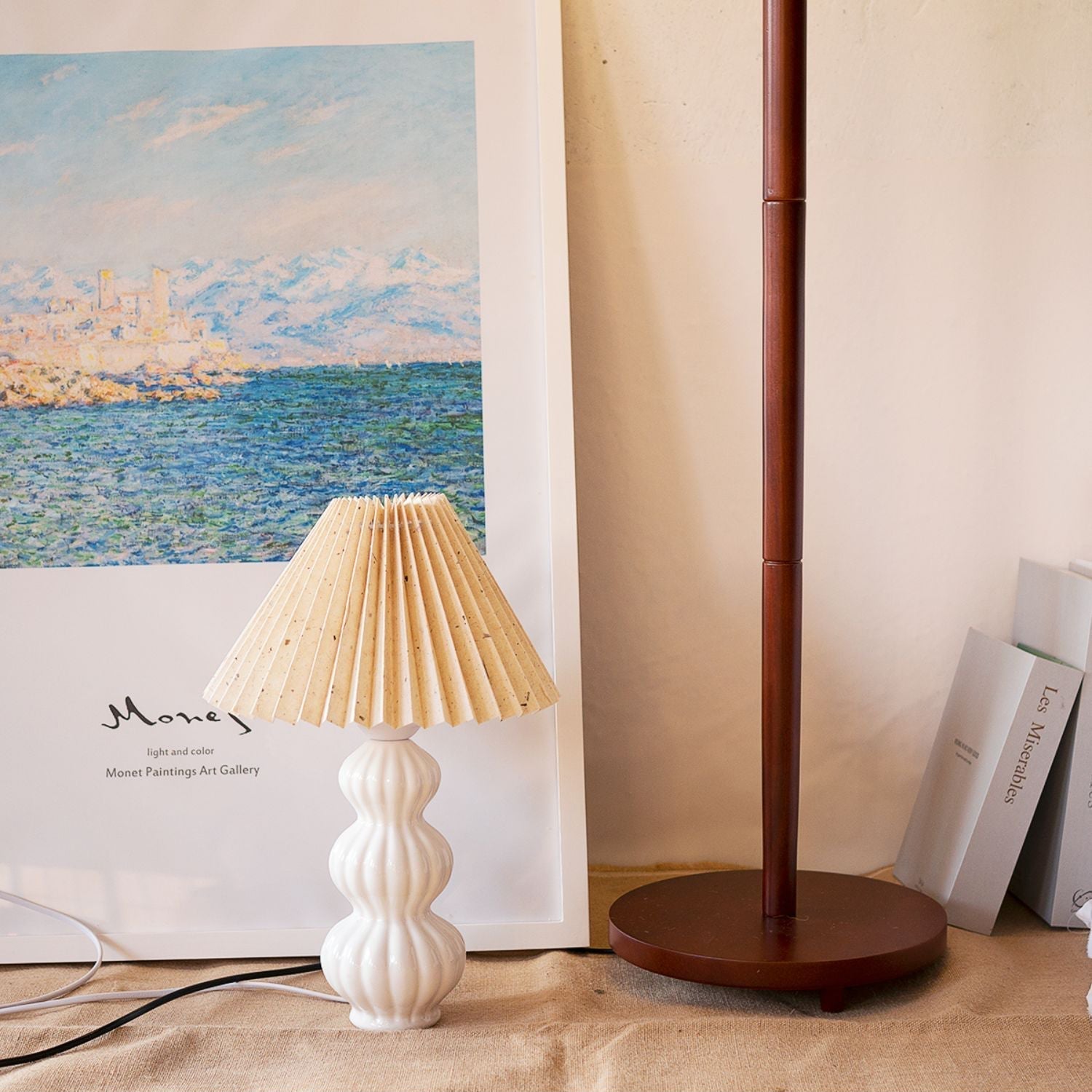 Lampe de table placée près d'un lit pour une ambiance cosy