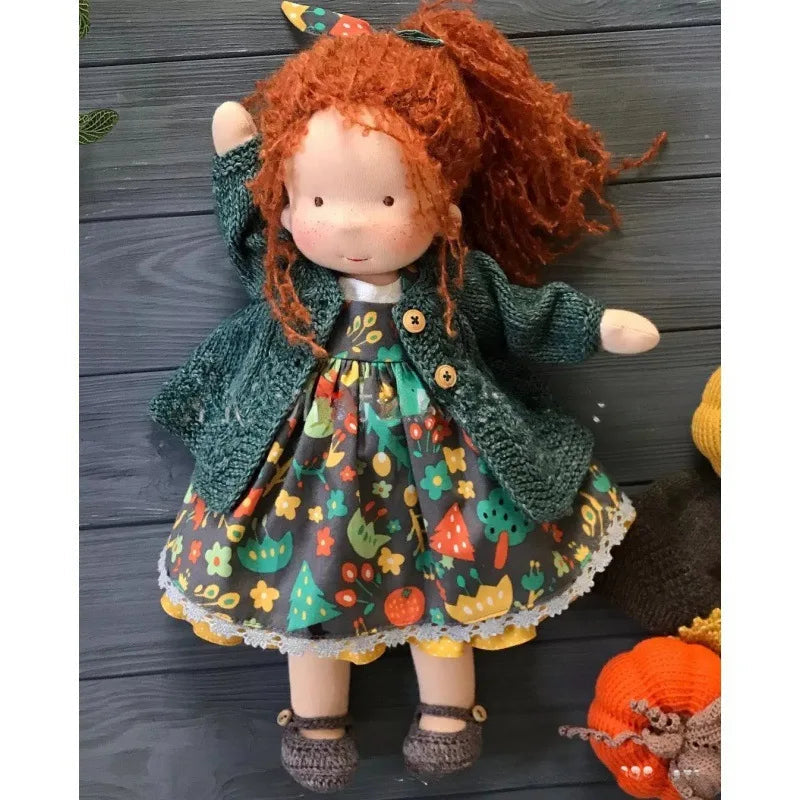 Poupée en Peluche Artisanale luna waldorf handmade plush vue latérale vue 10
