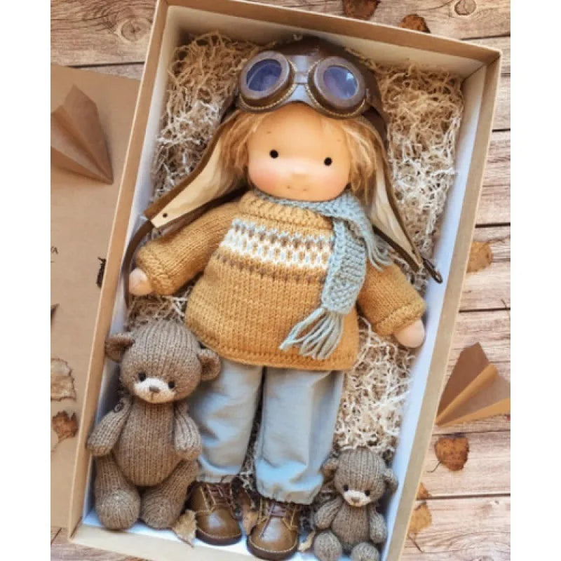 Poupée en Peluche Artisanale luna waldorf handmade plush finitions visibles vue 12