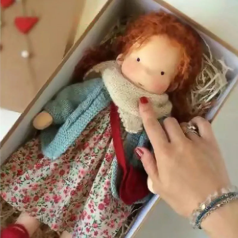 Poupée en Peluche Artisanale luna waldorf handmade plush vue rapprochée vue 24