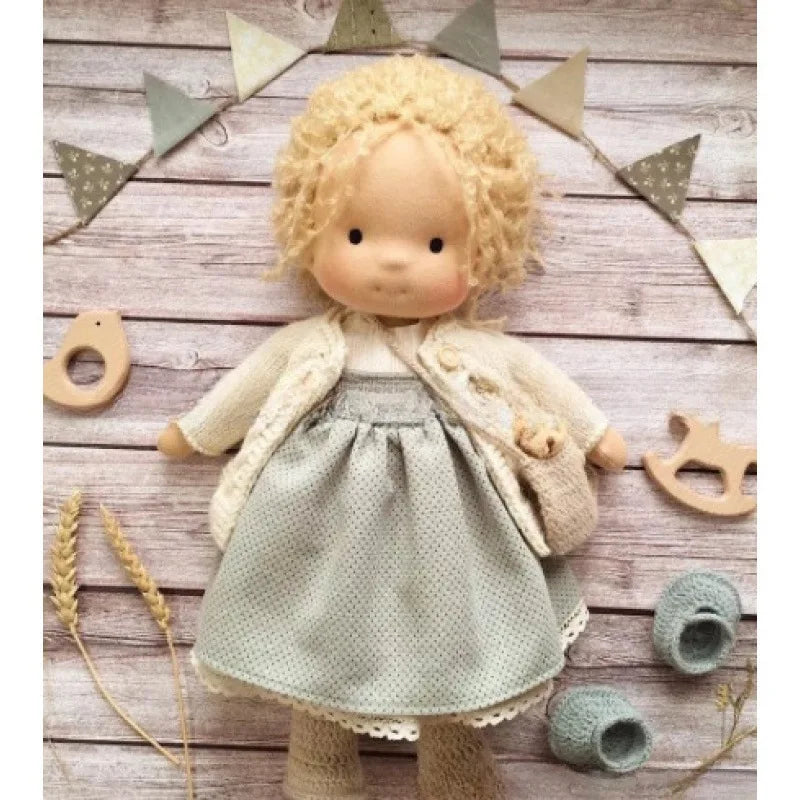 Poupée en Peluche Artisanale luna waldorf handmade plush vue latérale vue 26