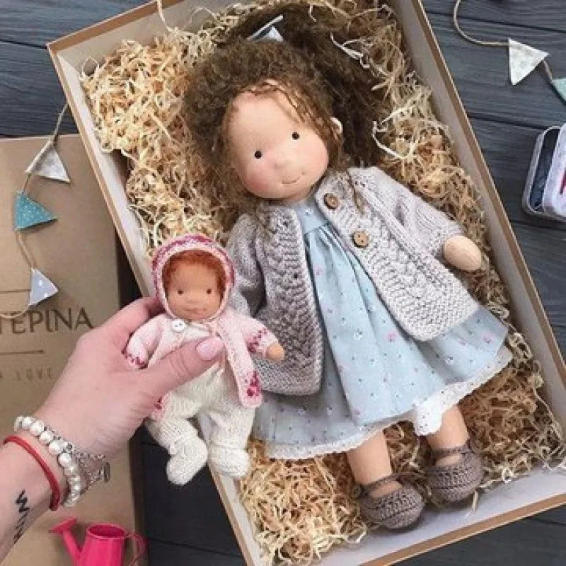 Poupée en Peluche Artisanale luna waldorf handmade plush finitions visibles vue 28