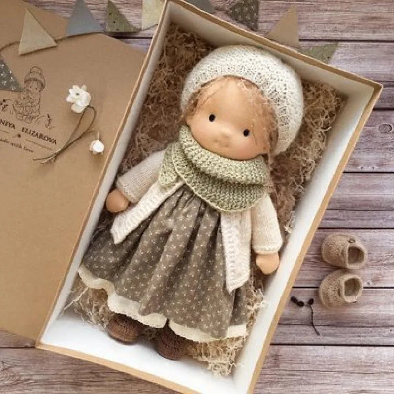 Poupée en Peluche Artisanale luna waldorf handmade plush vue du matériau vue 29