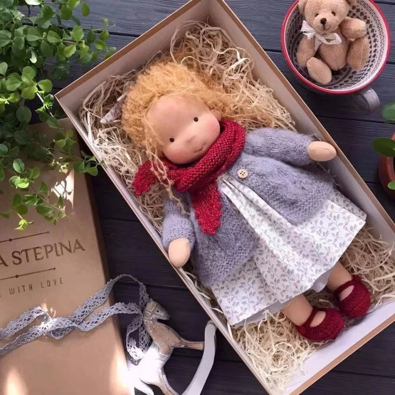 Poupée en Peluche Artisanale luna waldorf handmade plush vue d'ensemble