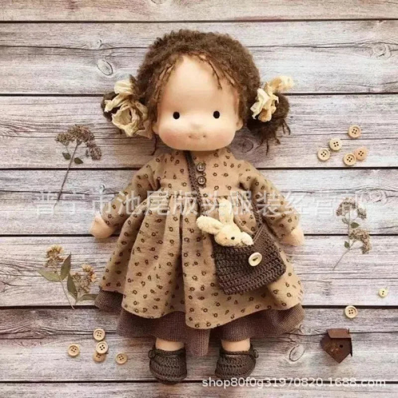 Poupée en Peluche Artisanale luna waldorf handmade plush présentation du produit vue 30