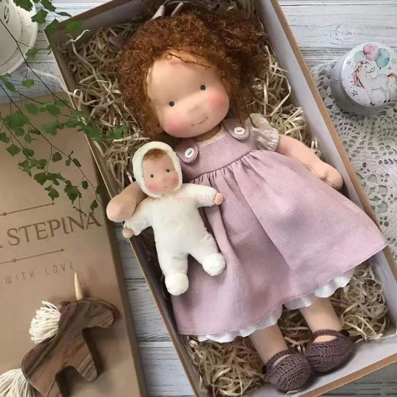 Poupée en Peluche Artisanale luna waldorf handmade plush vue latérale