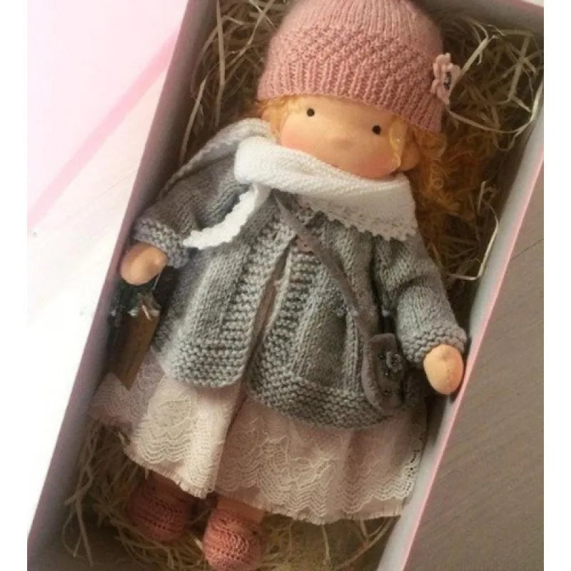 Poupée en Peluche Artisanale luna waldorf handmade plush présentation du produit