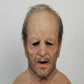 Masque en latex sur fond sombre, mettant en avant les traits