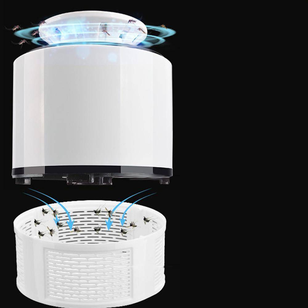 Lampe anti-moustiques allumée sur une table en intérieur
