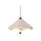 Lampe suspendue avec abat-jour ondulé en tissu blanc