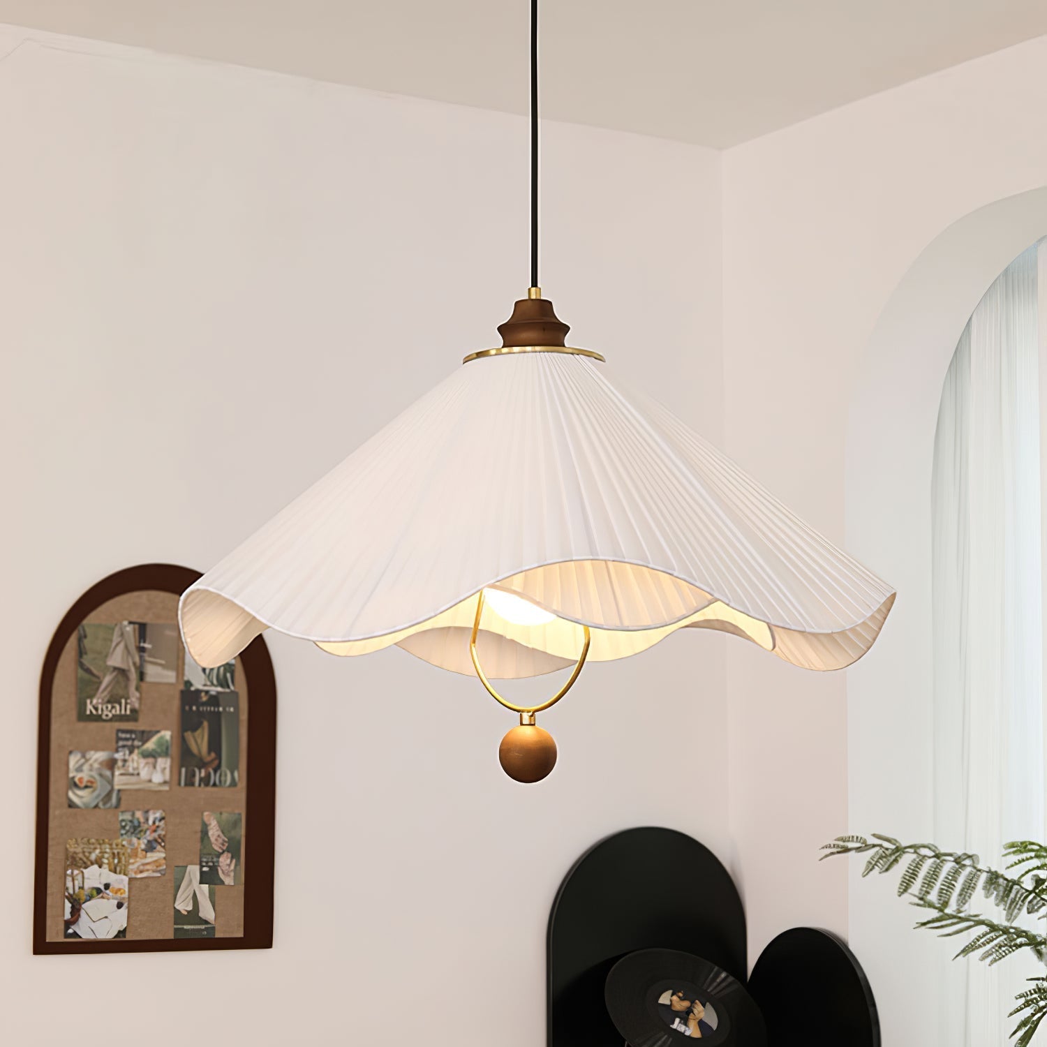 Détail du design ondulé de l'abat-jour en tissu