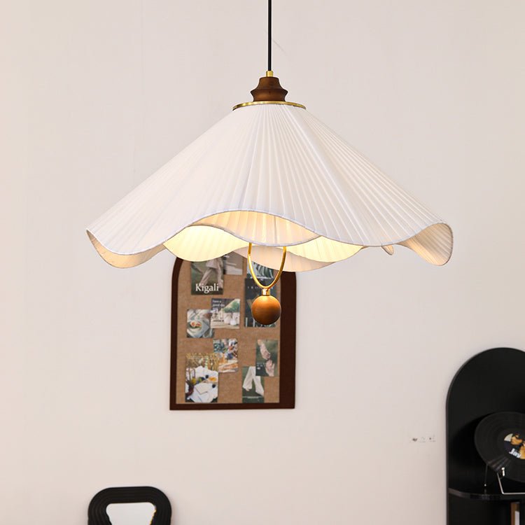 Lampe suspendue éclairant une table à manger élégante