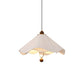 Lampe suspendue dans un intérieur classique et moderne
