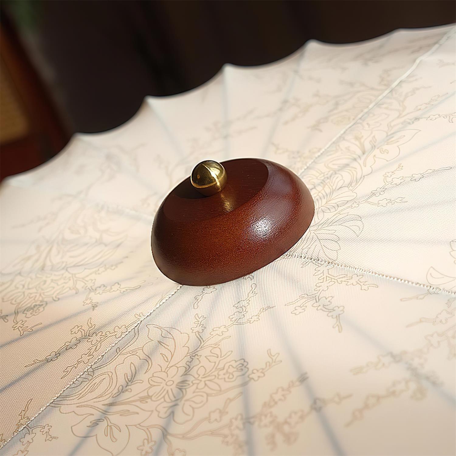 Plafonnier en bois de noyer avec lumière allumée