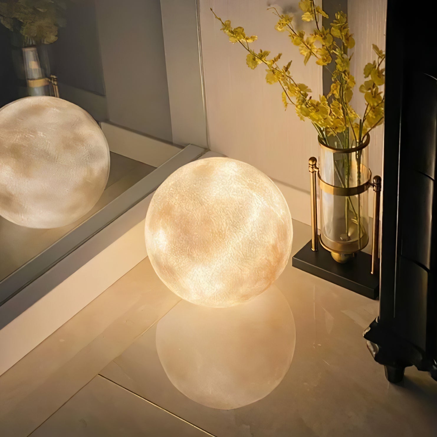 Lampe lune éteinte montrant sa surface réaliste et texturée