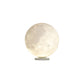 Lampe de sol lune illuminant un espace avec chaleur