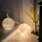 Lampe de sol en forme de lune allumée dans un salon moderne