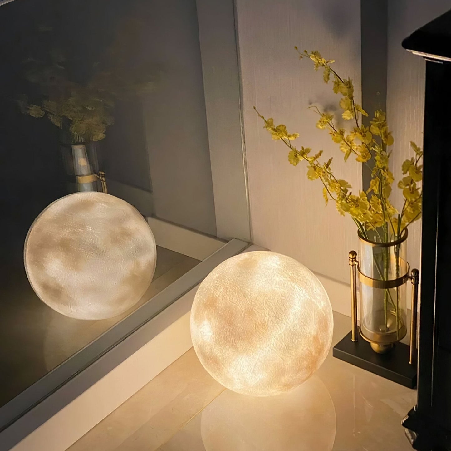 Lampe de sol en forme de lune allumée dans un salon moderne