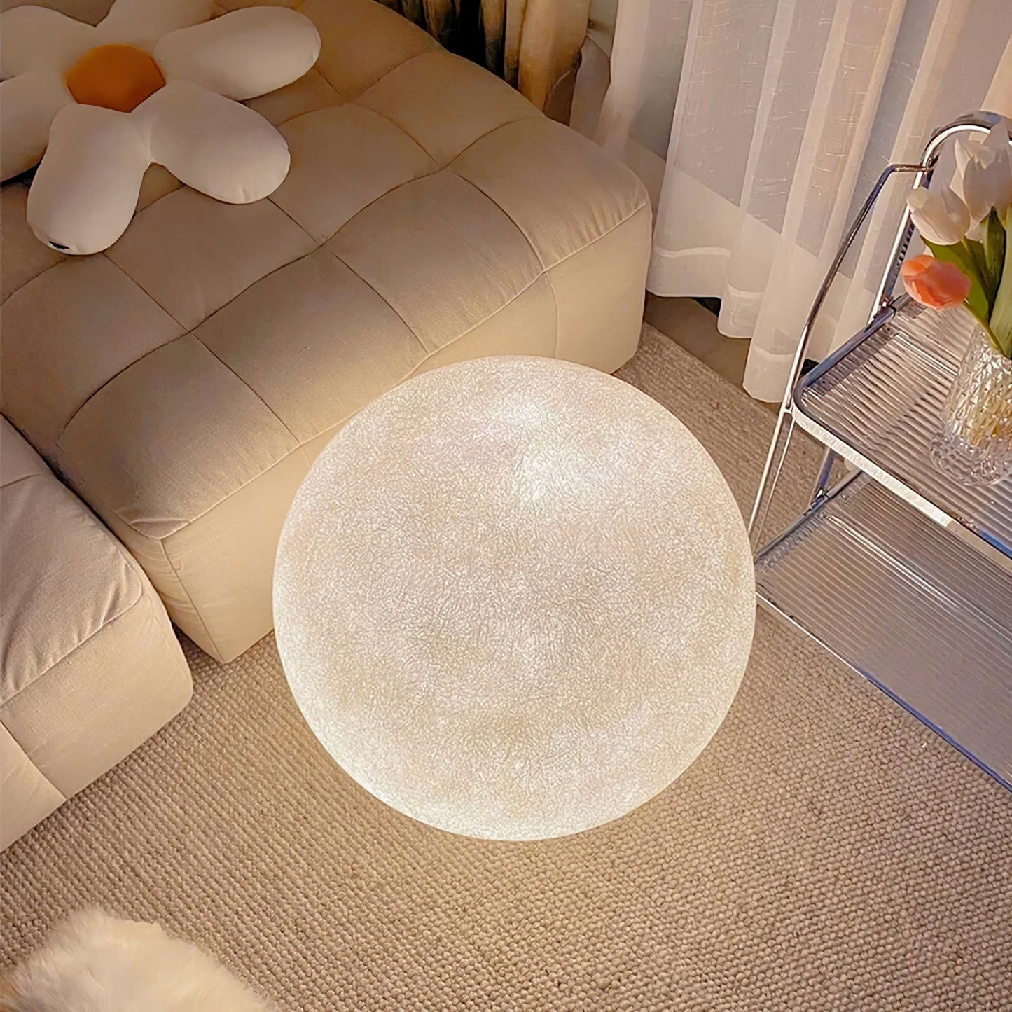 Lampe lune éclairant un coin lecture avec lumière douce