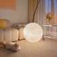 Vue latérale de la lampe lune avec son socle discret