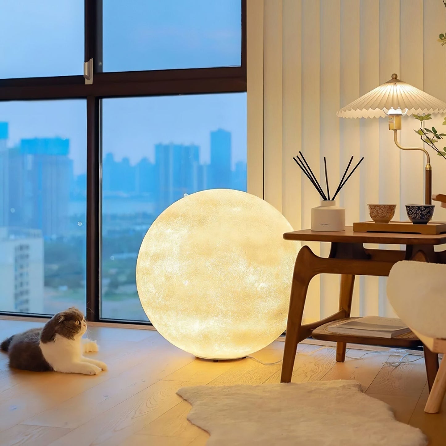Lampe de sol lune posée près d'un fauteuil confortable