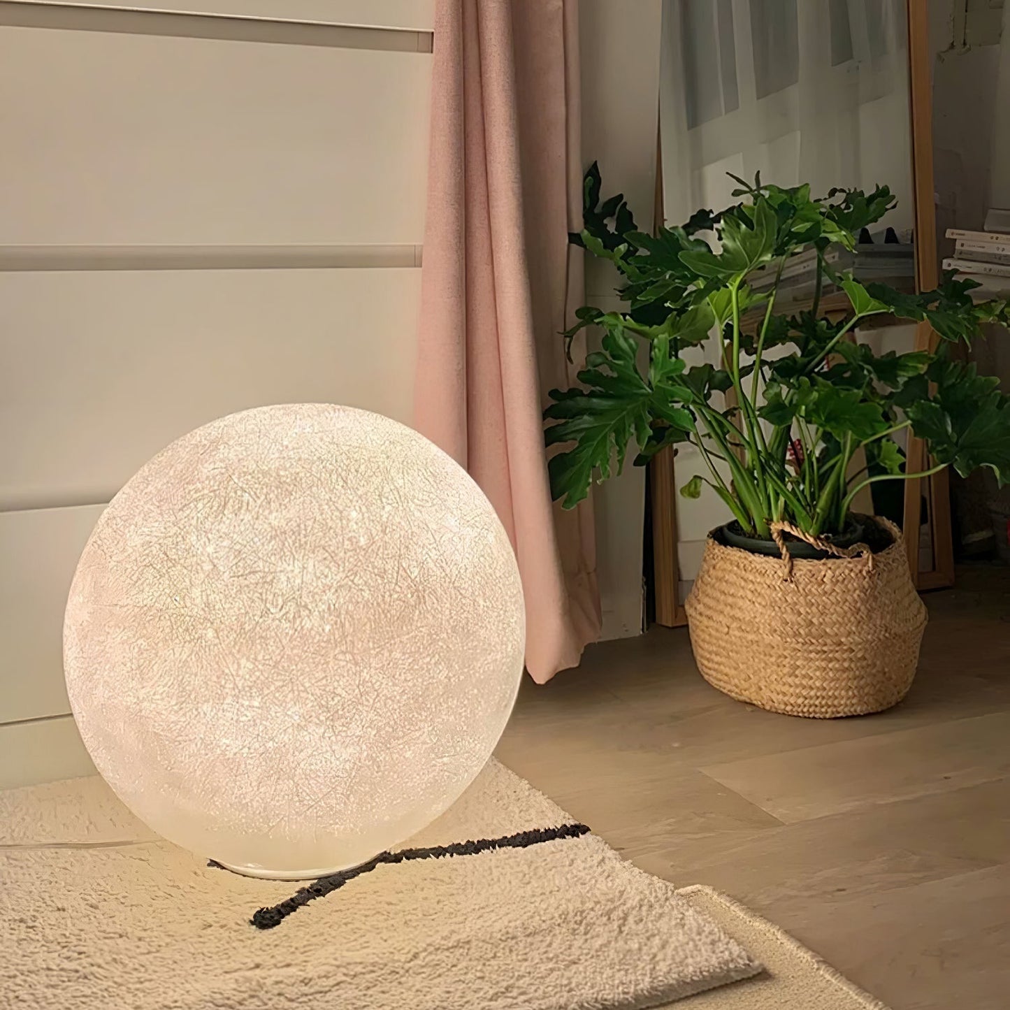 Ambiance apaisante créée par la lampe lune dans une chambre