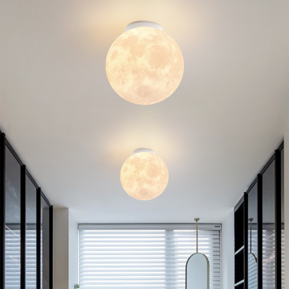 Lampe plafond design lune éclairant une salle à manger moderne