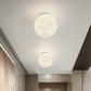 Lampe plafond lune installée dans une chambre apaisante