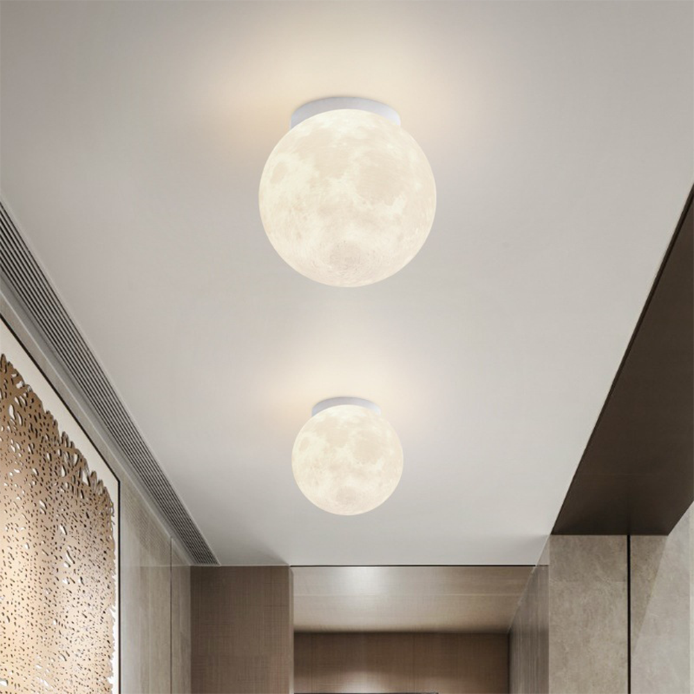 Lampe plafond lune installée dans une chambre apaisante