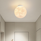 Lampe lune suspendue dans un couloir élégant