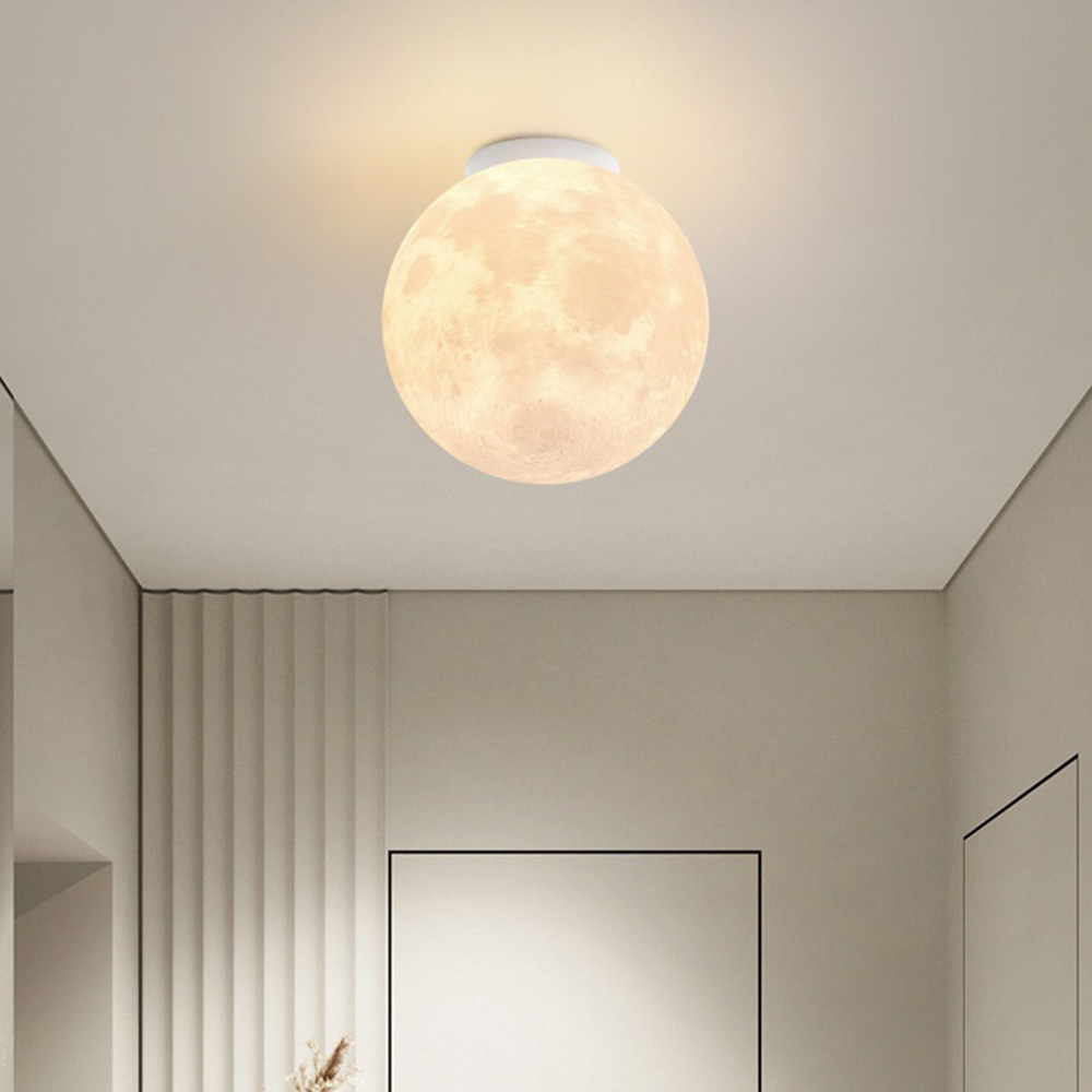 Lampe lune suspendue dans un couloir élégant