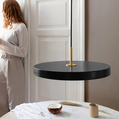 Lampe moderne installée dans une salle à manger