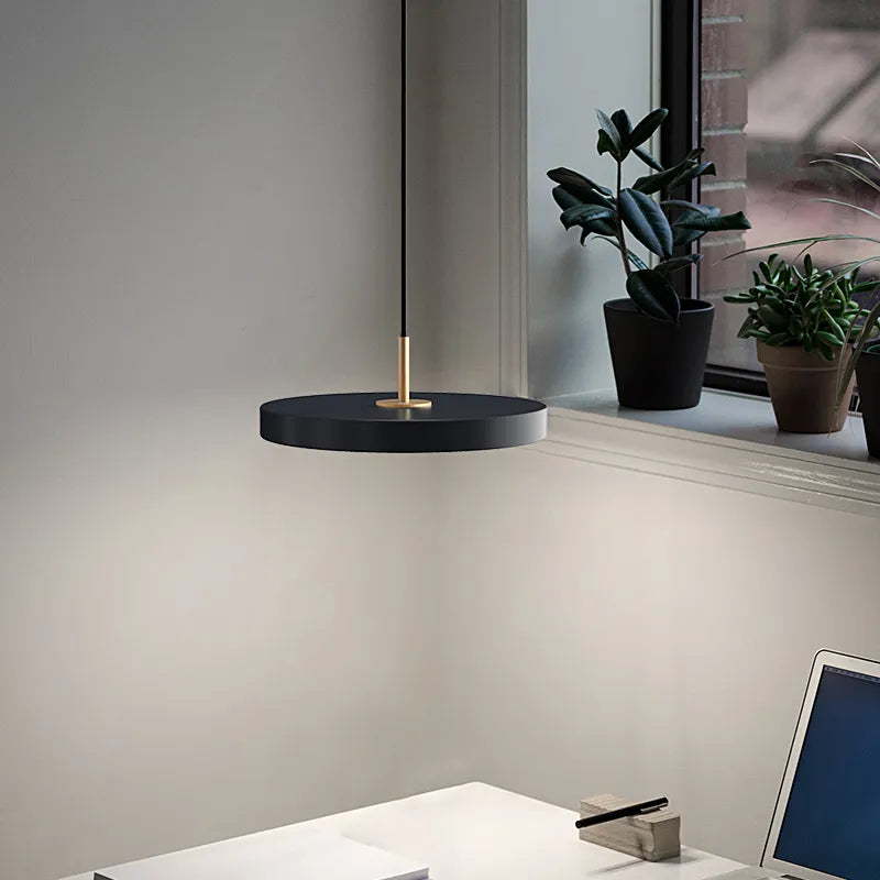 Détail de la finition laiton sur la lampe