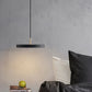 Lampe minimaliste éclairant un intérieur élégant